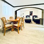 Very Spacious Apartment For Up To 7P With Great Location