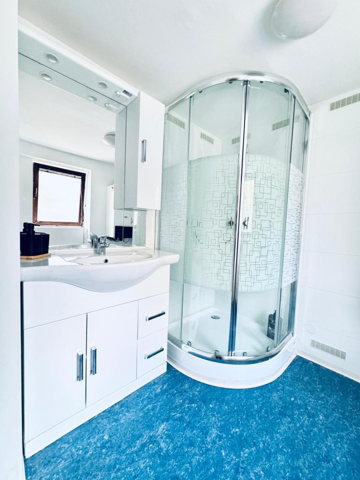 Very Spacious For Up To 7p With Great Location Apartamento