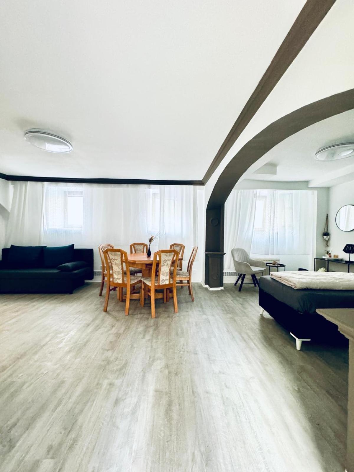 Very Spacious For Up To 7p With Great Location * Viena